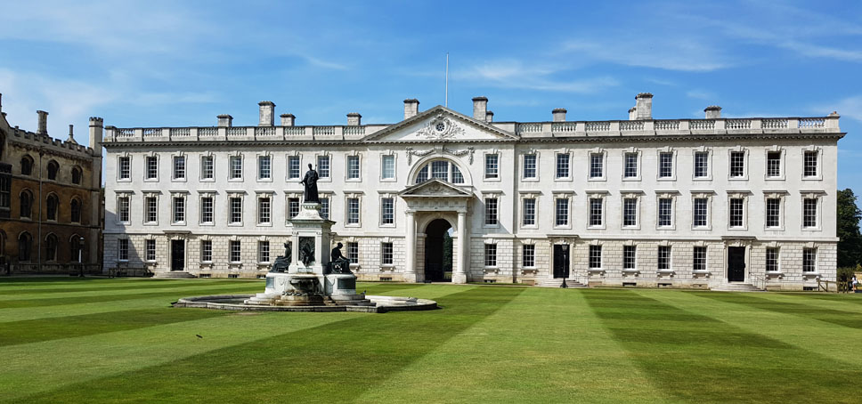 Univ.Cambridge met enorme grasmaaiers